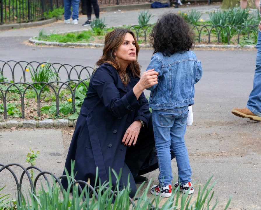 Mariska Hargitay is seen taking a break from filming ‘Law and Order: SVU’ to help a child at the Fort Tryon Playground on April 10, 2024, in New York City. (Jose Perez/Bauer-Griffin/GC Images/Getty Images)