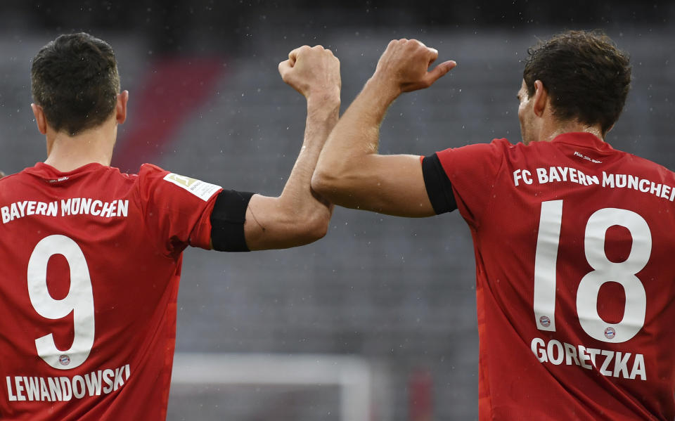 Leon Goretzka (18) festeja tras anotar un gol para el Bayern Múnich junto a Robert Lewandowski en el partido contra Eintracht Frankfurt por la Bundesliga, el sábado 23 de mayo de 2020. (Andreas Gebert/pool via AP)