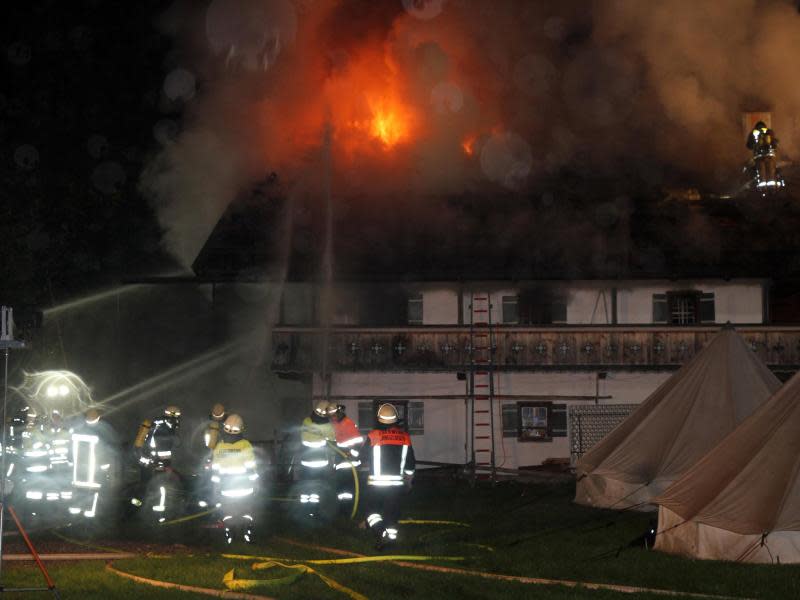 In dem brennenden Hotel spielten sich dramatische Szenen ab. Foto: Ferdinand Farthofer/aktivnews/dpa