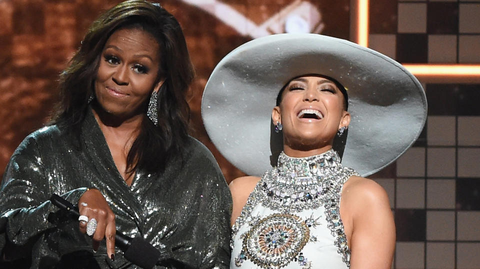 Ella dijo que fue pura casualidad el estar al lado de Michelle Obama durante los Grammy. HuffPost