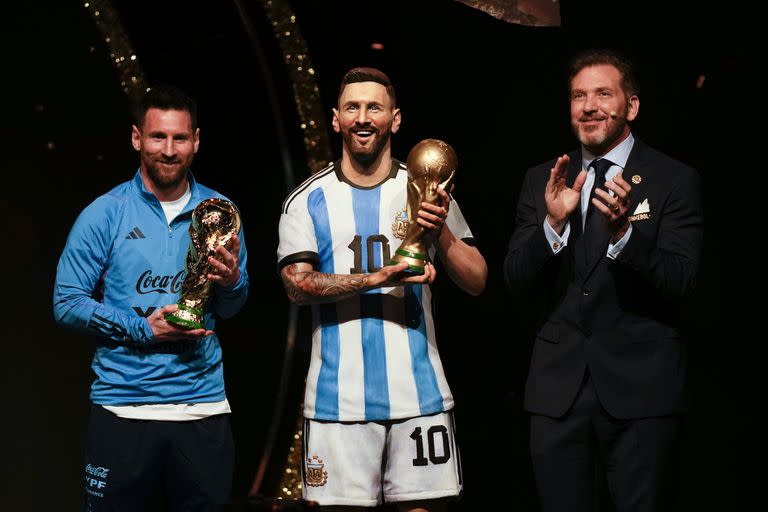 Alejandro Domínguez presentó una estatua en tamaño real de Leo Messi con la Copa del Mundo