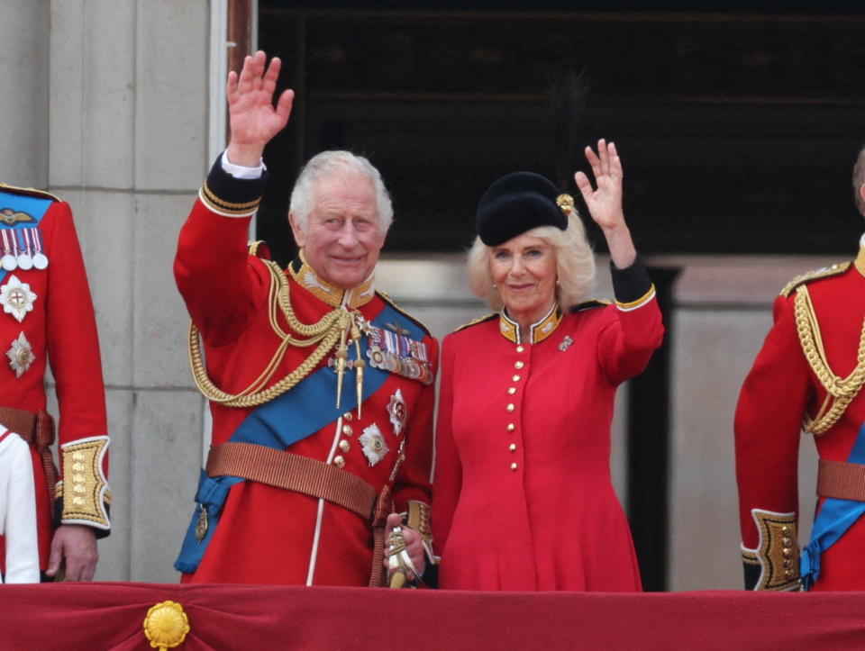 Charles III et Camilla saluent la foule