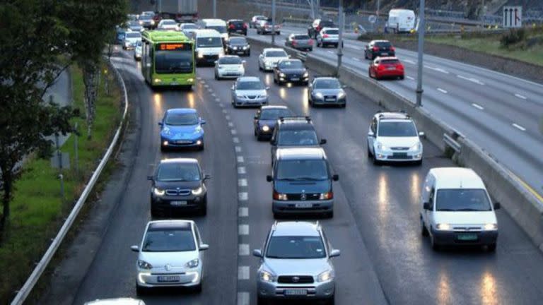 En Noruega los autos eléctricos pueden circular por el carril bus para evitar la congestión del tráfico.