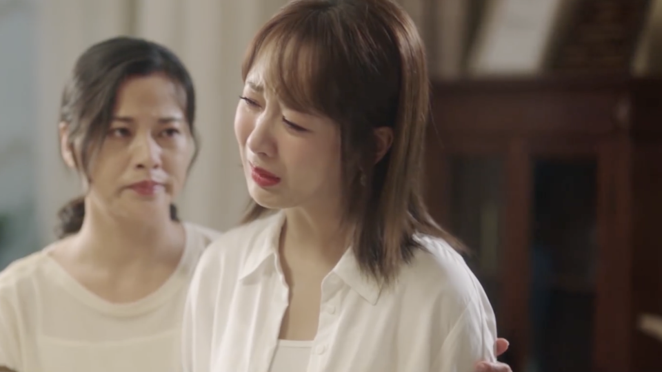 Zhixiao (Yang Zi) reveals the most relatable, heartfelt thoughts while choking on her tears in The Oath Of Love. (Screenshot: Viu)