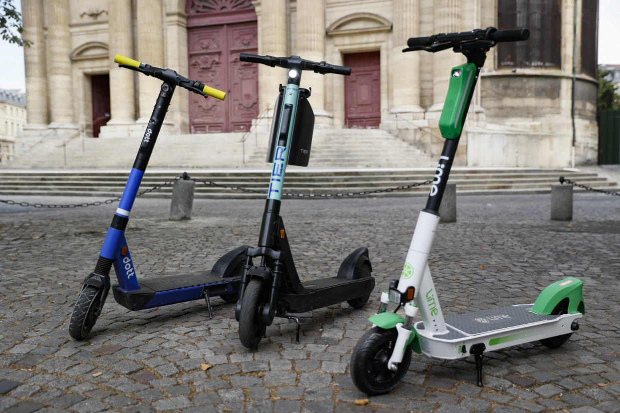 Des trottinettes électriques Dott, Tier et Lime à Paris lors de la présentation à la presse des trois sociétés choisies par la mairie pour exploiter des trottinettes électriques flottantes dans la capitale pendant deux ans, le 23 juillet 2020.