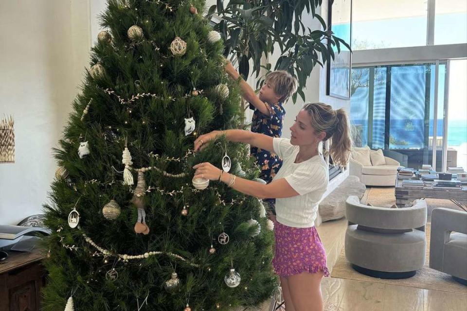 <p>Elsa Pataky/Instagram</p> Elsa Pataky decorates the Christmas tree with her son