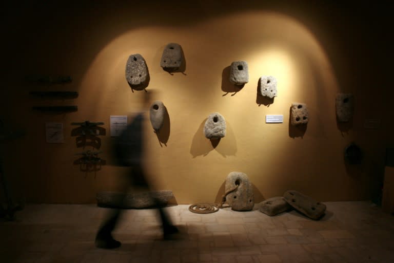 Unos objetos expuestos en el Museo Nacional de Arqueología de Gaza, abierto por el empresario y coleccionista palestino Jawdat Khoudary, en una imagen del 28 de julio de 2008 (Moahmmed Abed)