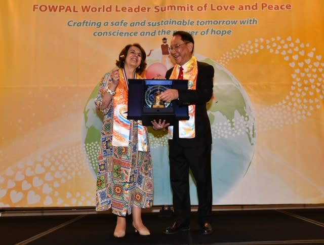  ▲厄瓜多前總統Rosalía Arteaga Serrano獲頒「世界之愛和平金鐘獎」。（記者李欣翻攝）