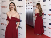 <p>Y es que la estrella de ‘Las chicas del cable’ se enfundó un vestido rojo de Pedro del Hierro con escote ‘Bardot’ que le sentaba como un guante. (Foto: Gtres). </p>