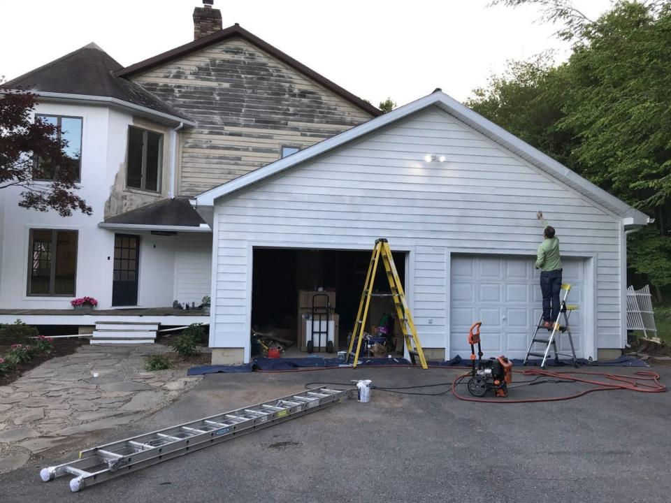 Ein altes, leerstehendes Farmhaus, das renoviert wird.