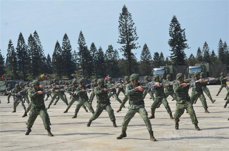 陸軍司令部下令全軍推廣進階刺槍訓練，有官兵在臉書上抱怨指部隊原本業務繁重，並無心力應付相關新措施。 （中央社檔案照片）