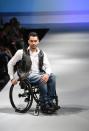 Premiere bei der Fashion Week in Berlin: Der 35-jährige Tan Caglar aus Hildesheim ist das erste Laufsteg-Model im Rollstuhl. Der professionelle Rollstuhlbasketballer wurde mit der Wirbelsäulenerkrankung Spina Bifida geboren. (Foto: dpa)