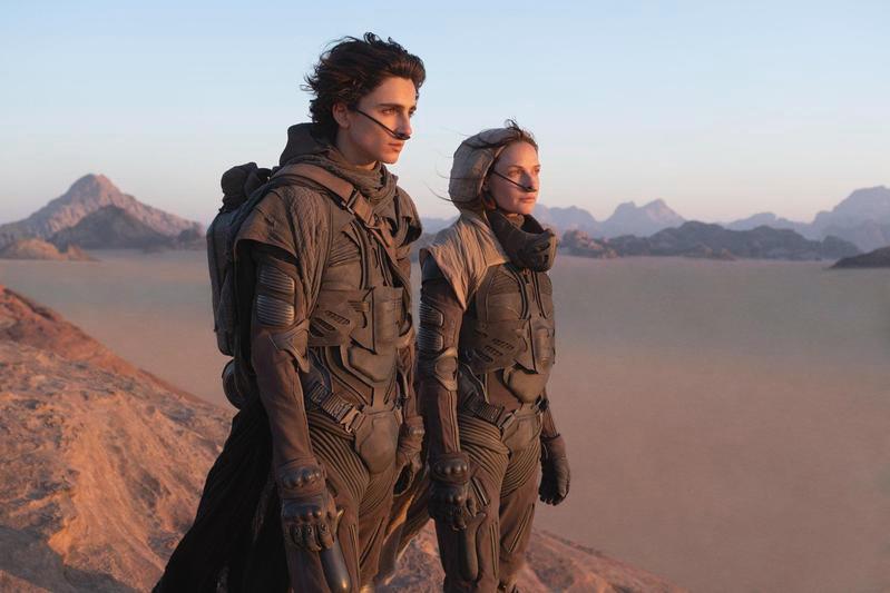 提摩西夏勒梅（左）、蕾貝卡弗格森（右）在《沙丘》飾演母子，遠赴約旦瓦地倫沙漠實景拍攝。（華納兄弟提供）