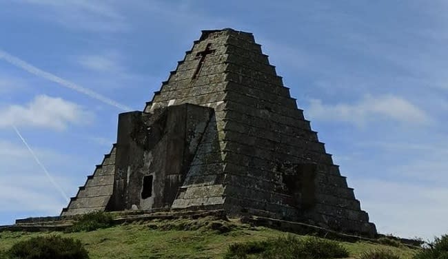 Mausoleo con forma de pirámide propiedad del Estado italiano que Franco mando construir en Burgos (imagen vía Wikimedia commons)