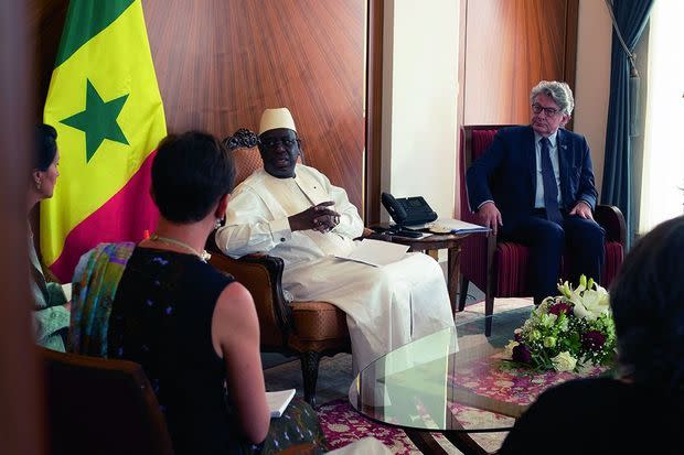 Le 9 juillet 2021, avec le président du Sénégal Macky Sall. A droite, Thierry Breton, commissaire européen chargé du Marché intérieur. A gauche, Chrysoula Zacharopoulou, co-présidente du COVAX shareholders council et rapporteure pour le Parlement européen de la nouvelle stratégie Afrique-Union européenne et Irène Mingasson, ambassadrice de l’Union européenne au Sénégal.