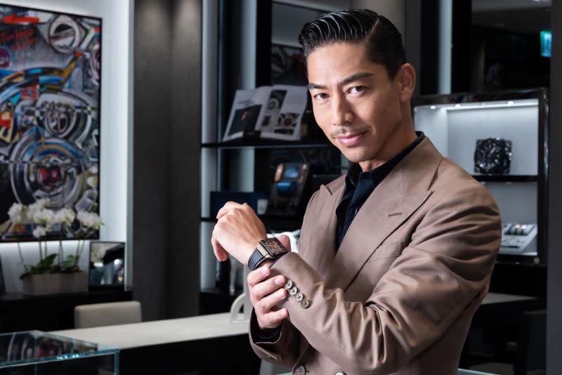 ▲AKIRA佩戴的HUBLOT高階運動錶，是品牌最新推出的方形Square Bang Unico系列腕錶。（圖／HUBLOT提供）