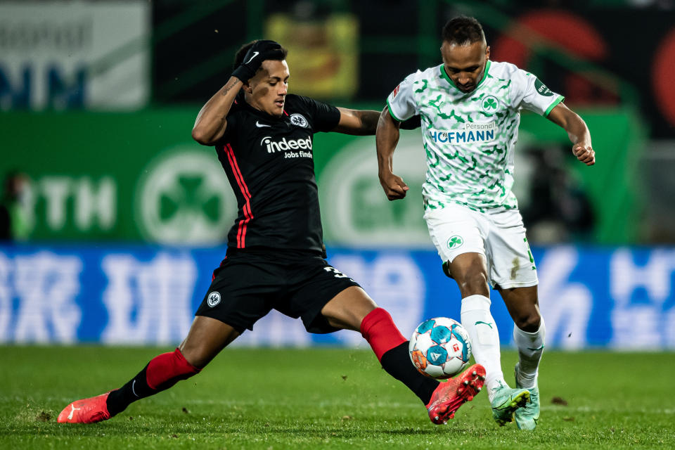 Tuta von Eintracht Frankfurt kämpft mit Julian Green vom SpVgg Greuther Fürth um den ball während des Bundesliga Spiels im Sportpark Ronhof Thomas Sommer in Fürth