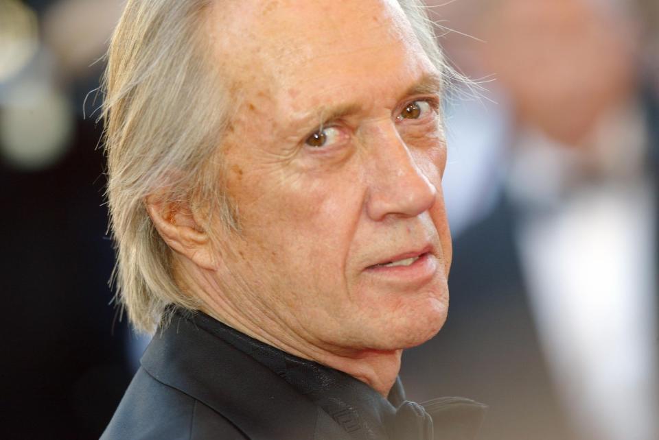 War es Selbstmord oder ein Unfall? Unter mysteriösen Umständen starb David Carradine im Juni 2009 im Alter von 72 Jahren. Mit einem Strick um den Hals wurde der Schauspieler nackt im Kleiderschrank einer Hotelsuite in Bangkok aufgefunden, wo er aufgrund von Dreharbeiten residierte ... (Bild: Bruno Vincent/Getty Images)