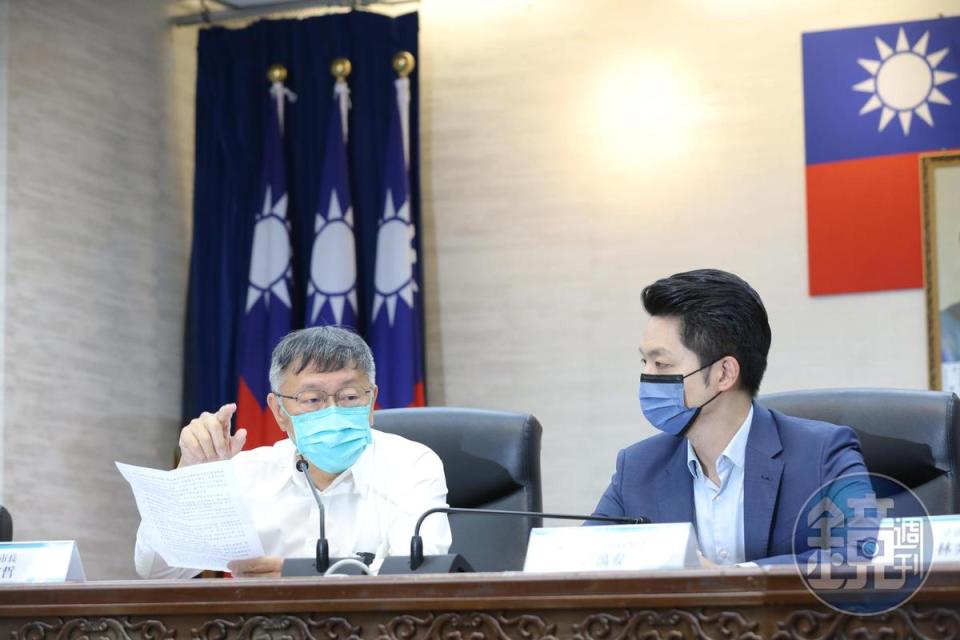 柯文哲（左）今與蔣萬安（右）就台北市政交接事宜進行首度會商討論。