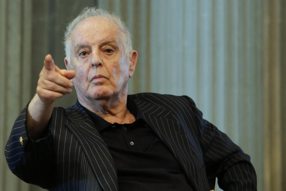 ARCHIVO - Daniel Barenboim, director musical general de la Ópera de Berlín o Staatsoper gesticula durante una conferencia de prensa en Berlín, Alemania, el 4 de junio de 2019. Barenboim anunció el viernes 6 de enero de 2023 su renuncia como director musical general de la Staatsoper de Berlín, un puesto que ha tenido por tres décadas, argumentando que su salud se ha vuelto demasiado frágil como para continuar. (Foto AP/Markus Schreiber, archivo)