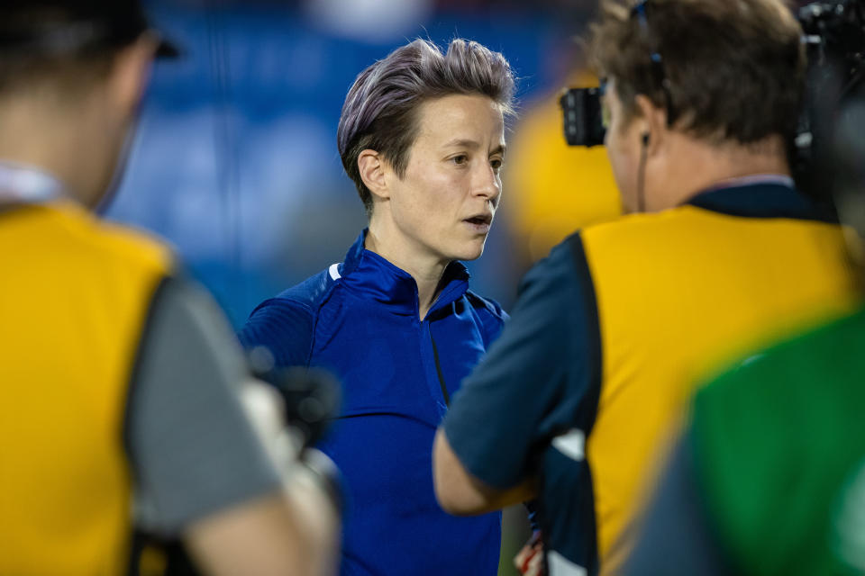 Periodistas entrevistando a la futbolista estadounidene Megan Rapinoe.