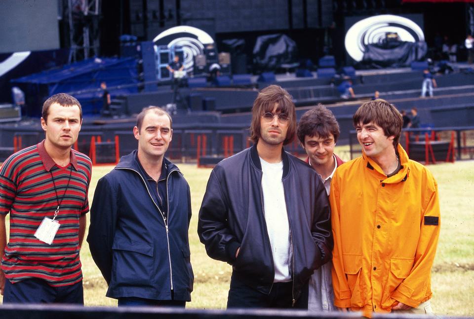 UNITED KINGDOM - OCTOBER 01:  Photo of OASIS; L-R: Alan White, Paul 'Bonehead' Arthurs, Liam Gallagher, Paul 'Guigsy' McGuigan, Noel Gallagher - posed, group shot  (Photo by Mick Hutson/Redferns)