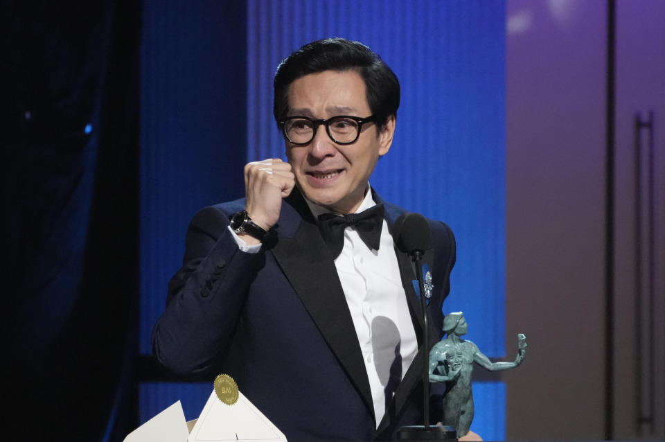 Ke Huy Quan recibe el premio de mejor actor de reparto por "Everything Everywhere All at Once" en la 29a entrega anual de los Premios del Sindicato de Actores de la Pantalla el 26 de febrero de 2023, en el hotel Fairmont Century Plaza en Los Angeles. (Foto AP/Chris Pizzello)