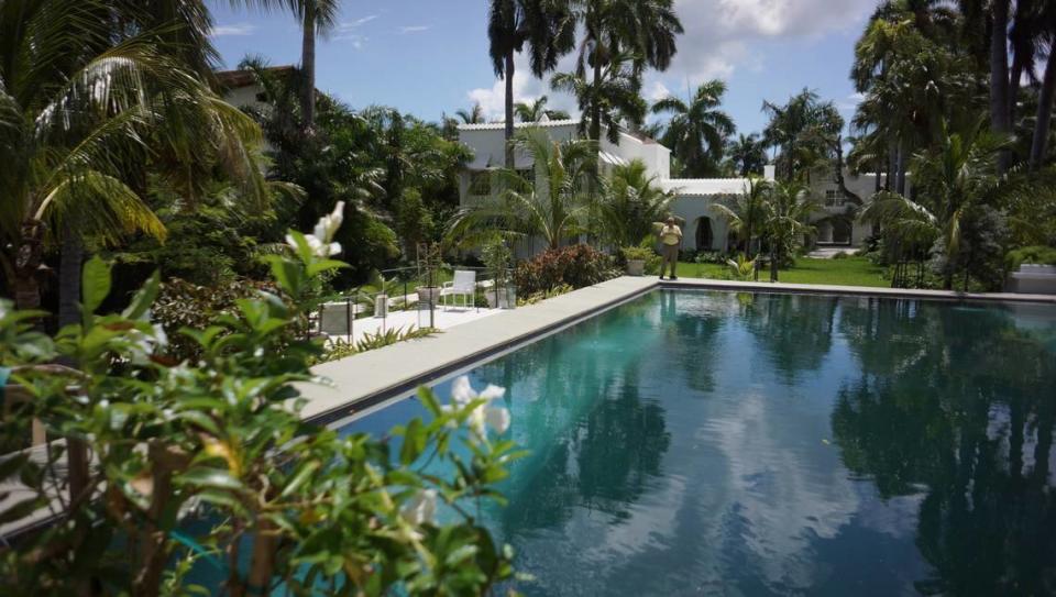 Al Capone compró la casa por $40,000 en 1928 y volvió a menudo, muriendo finalmente en la residencia en 1947. Arriba: Una foto de la piscina de la casa y de la casa principal desde la piscina de la residencia. Chuck Fadely Miami Herald.
