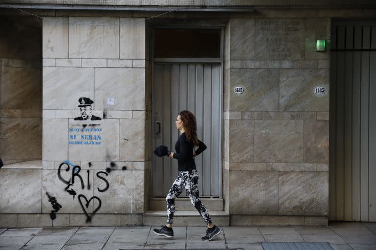 Con apenas un puñado de simpatizantes en la zona temprano por la mañana, algunos vecinos volvieron a circular por la zona afectada desde el último lunes