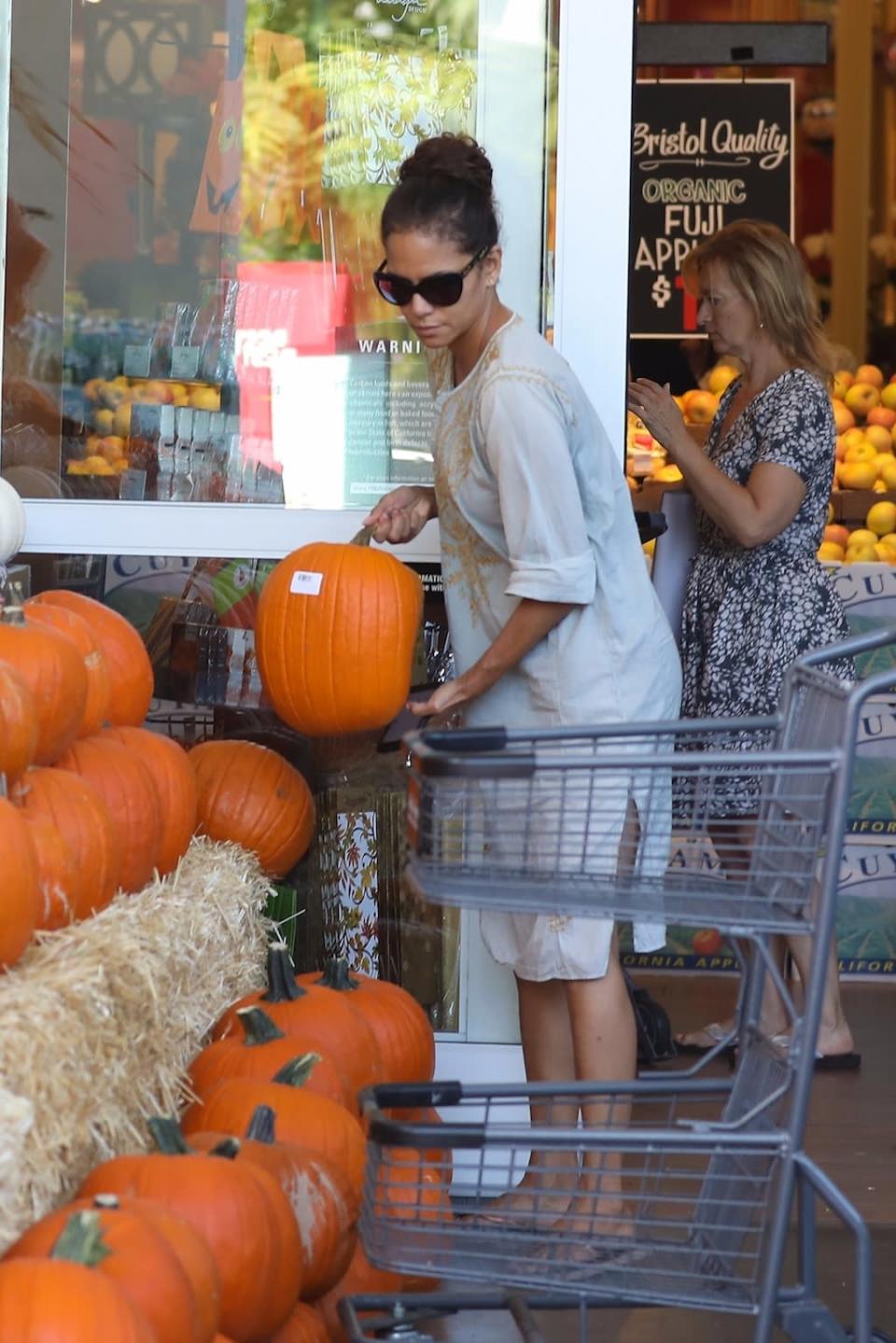 <p>Never mind a pumpkin patch. Berry conveniently picked out a pumpkin, presumably for her two kids, at the local grocery store. (Photo: Backgrid) </p>