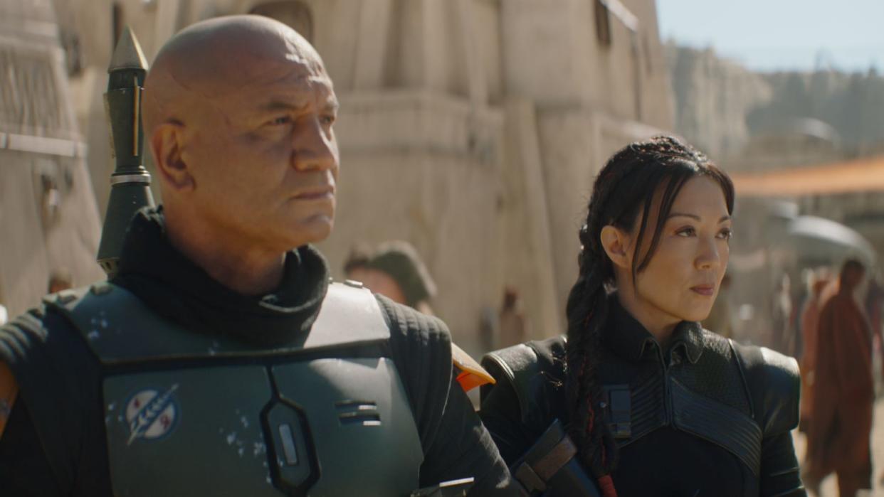 Boba Fett (Temuera Morrison) und die Scharfschützin Fennec Shand (Ming-Na Wen) reisen in die Unterwelt der Galaxie. (Bild: 2021 Lucasfilm Ltd.)