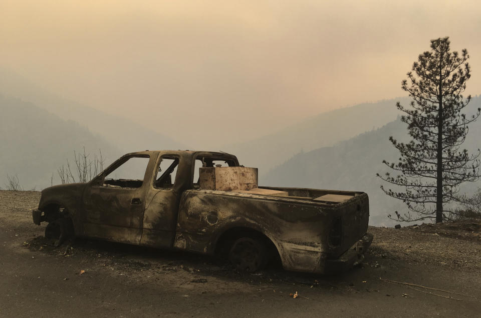 Una camioneta quemada por los incendios forestales que azotan el norte de California yace cerca de la localidad de Pulga, California, el lunes 12 de noviembre de 2018. (AP Foto/Martha Mendoza)