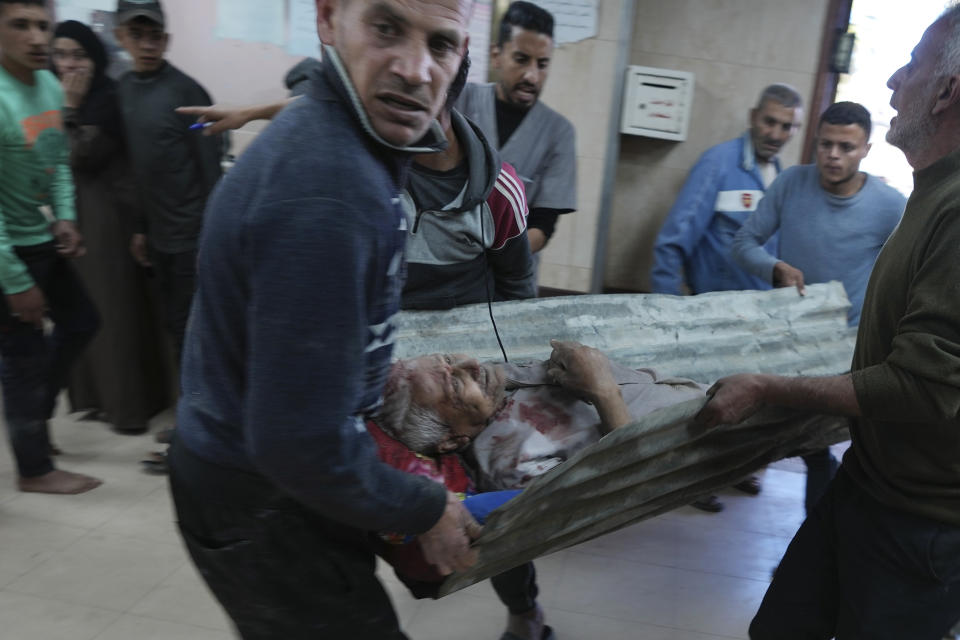 En esta imagen de archivo, palestinos heridos en un bombardeo israelí en al Franja de Gaza, son trasladados al hospital Mártires de Al-Aqsa, en Deir al-Balah, Gaza, el 8 de marzo de 2024. (AP Foto/Abdel Kareem Hana, archivo)