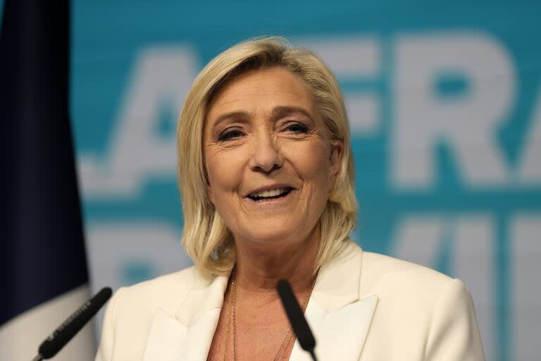 La líder de extrema derecha francesa Marine Le Pen pronuncia su discurso en la sede de la noche electoral del partido después de que el presidente francés, Emanuel Macron, anunciara que disuelve la Asamblea Nacional y convoca nuevas elecciones legislativas tras la derrota en la votación de la UE, el domingo 9 de junio de 2024 en París