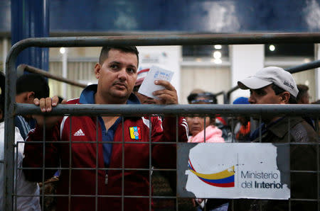 Venezuelan migrants stand in line to register their entry into Ecuador, at the Rumichaca International Bridge, Ecuador August 17, 2018. REUTERS/Luisa Gonzalez