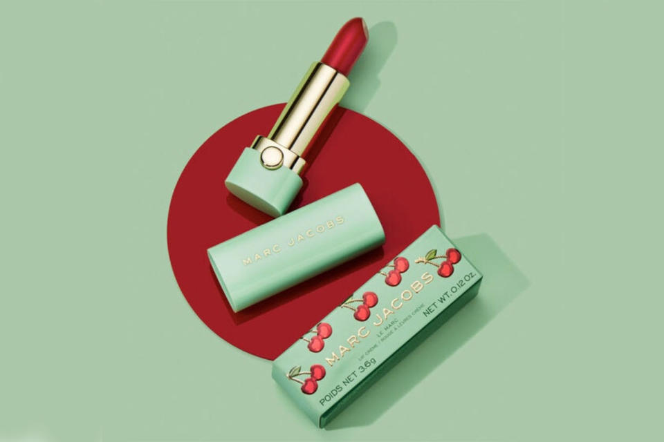 Die Very Merry Cherry-Kollektion von Marc Jacobs Beauty macht garantiert gute Laune! (Bild: Marc Jacobs Beauty)