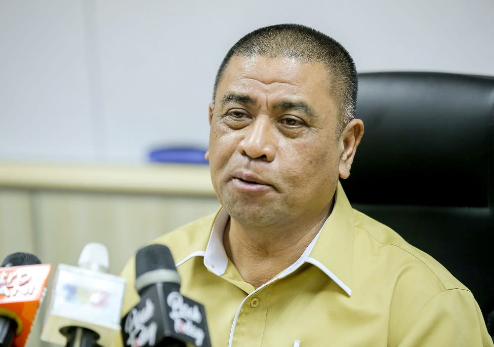 Perak Opposition leader Datuk Saarani Mohamad speaks to the press at the Perak Umno headquarters in Ipoh February 25, 2020. — Picture by Farhan Najib