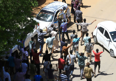 Sudanese demonstrators chant slogans during a protest demanding Sudanese President Omar Al-Bashir to step down in Khartoum, Sudan April 6, 2019. REUTERS/Stringer