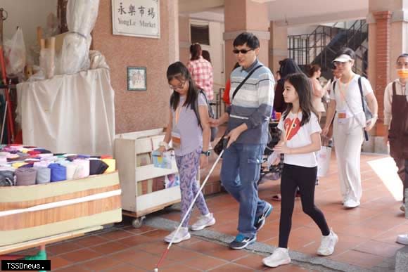 伊甸視障服務處邀請視障大使，與香港小學生親子共遊大稻埕。（圖：伊甸基金會提供）