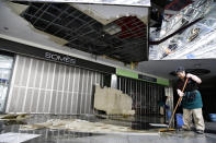 <p>Rubbles of damaged ceilings are removed at the domestic terminal of New Chitose Airport after an earthquake in Chitose, Hokkaido, northern Japan, Thursday, Sept. 6, 2018. (Photo: Hiroki Yamauchi/Kyodo News via AP) </p>