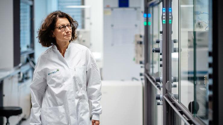 Özlem Türeci, medizinische Geschäftsführerin des Biotechnologie-Unternehmens Biontech, läuft durch ein Labor des Unternehmens. Foto: dpa