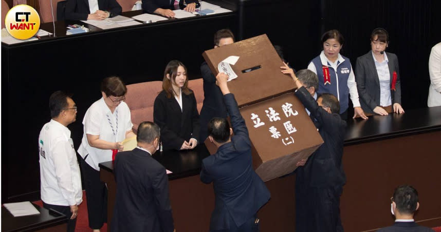 立院今天中午針對政院國會改革覆議案完成開票，國民黨及民眾黨立委紛紛投下反對覆議案，開票結果也否決政院的覆議。圖為議事人員清空票匭、準備開票（圖／黃威彬攝）