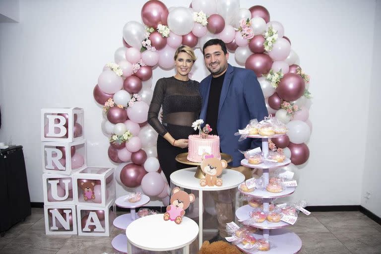 Tamara Bella junto a su amigo, quien organizó un baby shower para Bruna