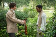 Der Brite machte ungefähr das Gegenteil und stellte sich der Vergangenheit offensiv: Im Sklaven-Drama "12 Years A Slave" verkörperte er den Plantagenbesitzer William Ford (Benedict Cumberbatch, links) - für den Solomon Northup (Chiwetel Ejiofor) nur ein Anlageobjekt darstellt. (Bild: Tobis Film)