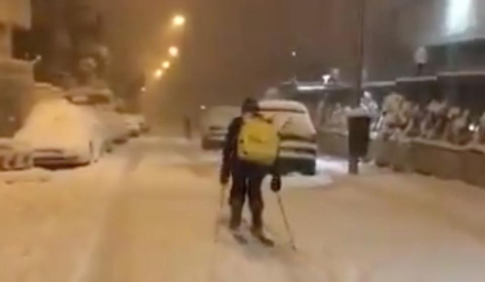 Un repartidor de Glovo por Madrid con esquís deslizándose por la nieve. (Fuente: Twitter/@SocialDrive_es)