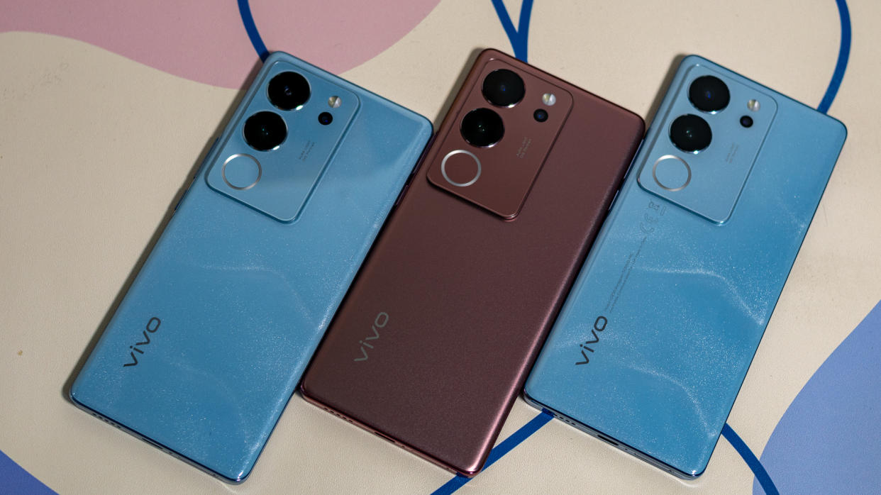  Vivo V29 and V29 Pro in blue and majestic red colorways. 