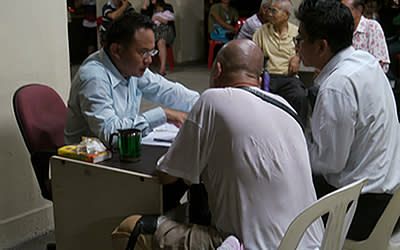 WP's Yaw Shin Leong attending to residents at his first Meet-the-People-Session. (Yahoo! photo/ Faris Mokhtar)