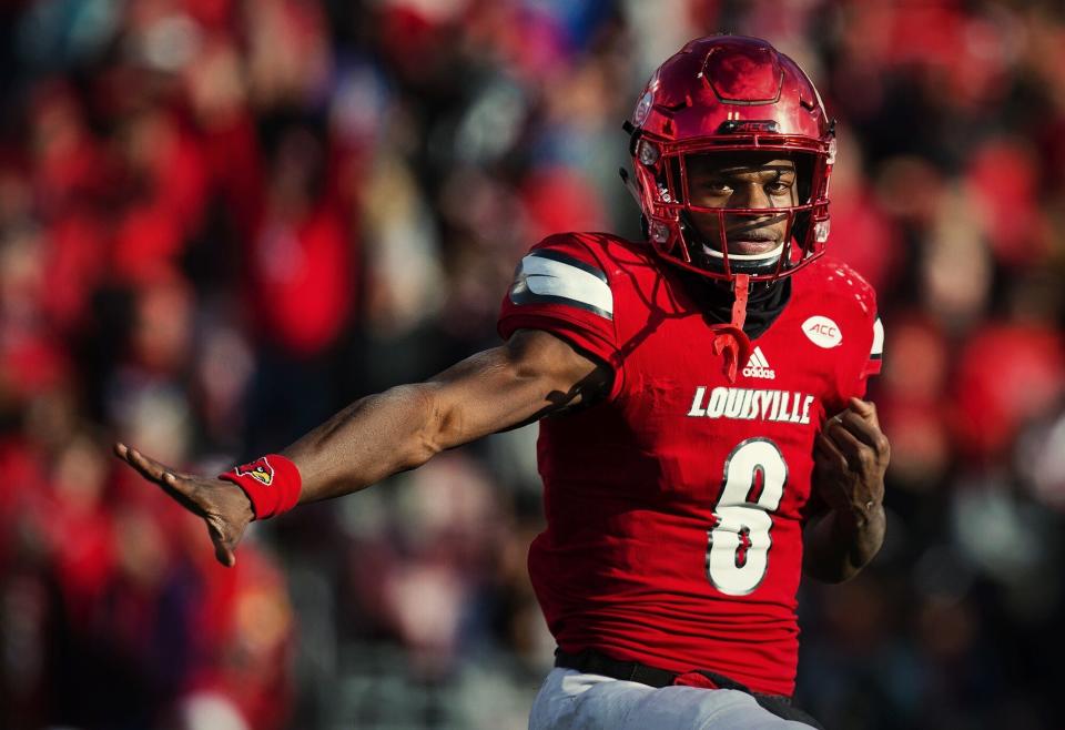 U of L quarterback Lamar Jackson strikes the Heisman pose after a late touchdown against Kentucky.