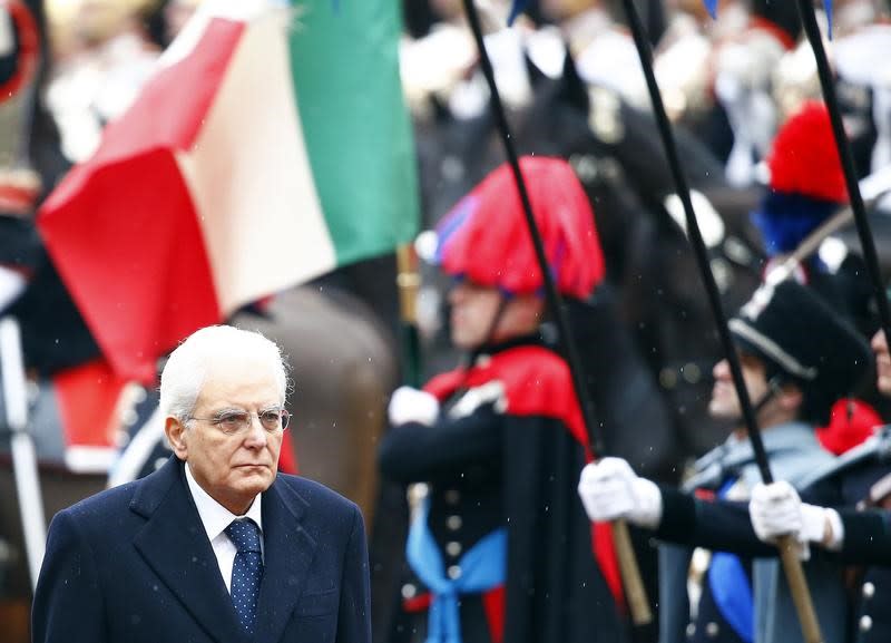 Des élections anticipées pourraient avoir lieu en Italie au mois de février, a annoncé mardi le ministre de l'Intérieur Angelino Alfano, mais le président de la République Sergio Mattarella (photo) a réclamé l'adoption d'une loi électorale avant le scrutin. /Photo d'archives/REUTERS/Tony Gentile