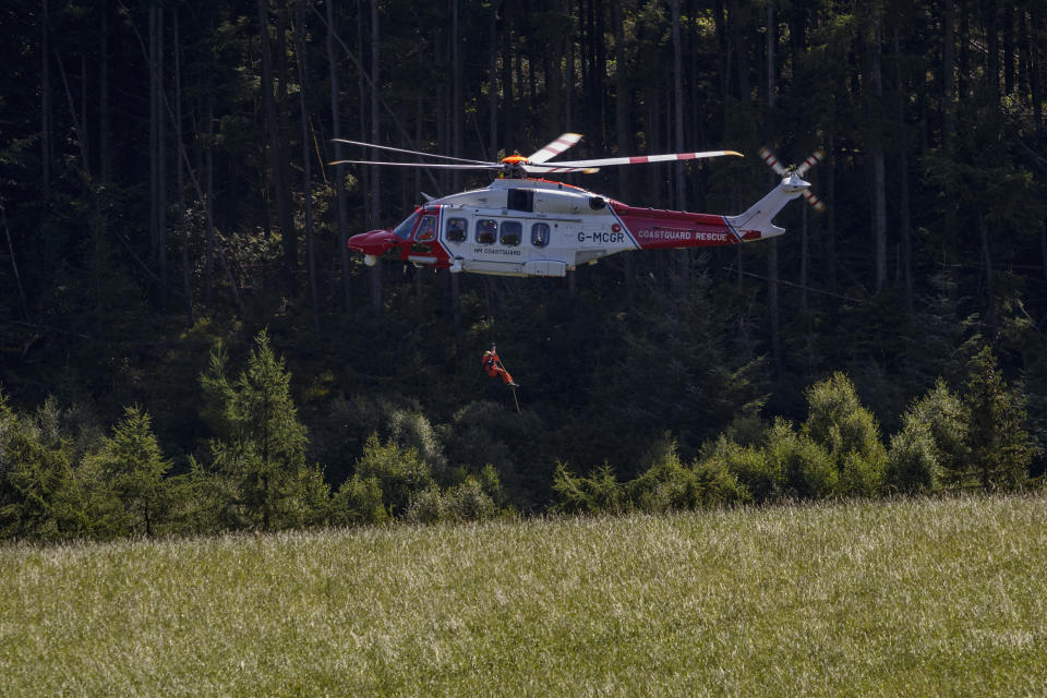 Equipos de rescate en el lugar donde se descarriló un tren en Stonehaven, Escocia, el 12 de agosto del 2020. (Ross Johnston/Newsline-media via AP)